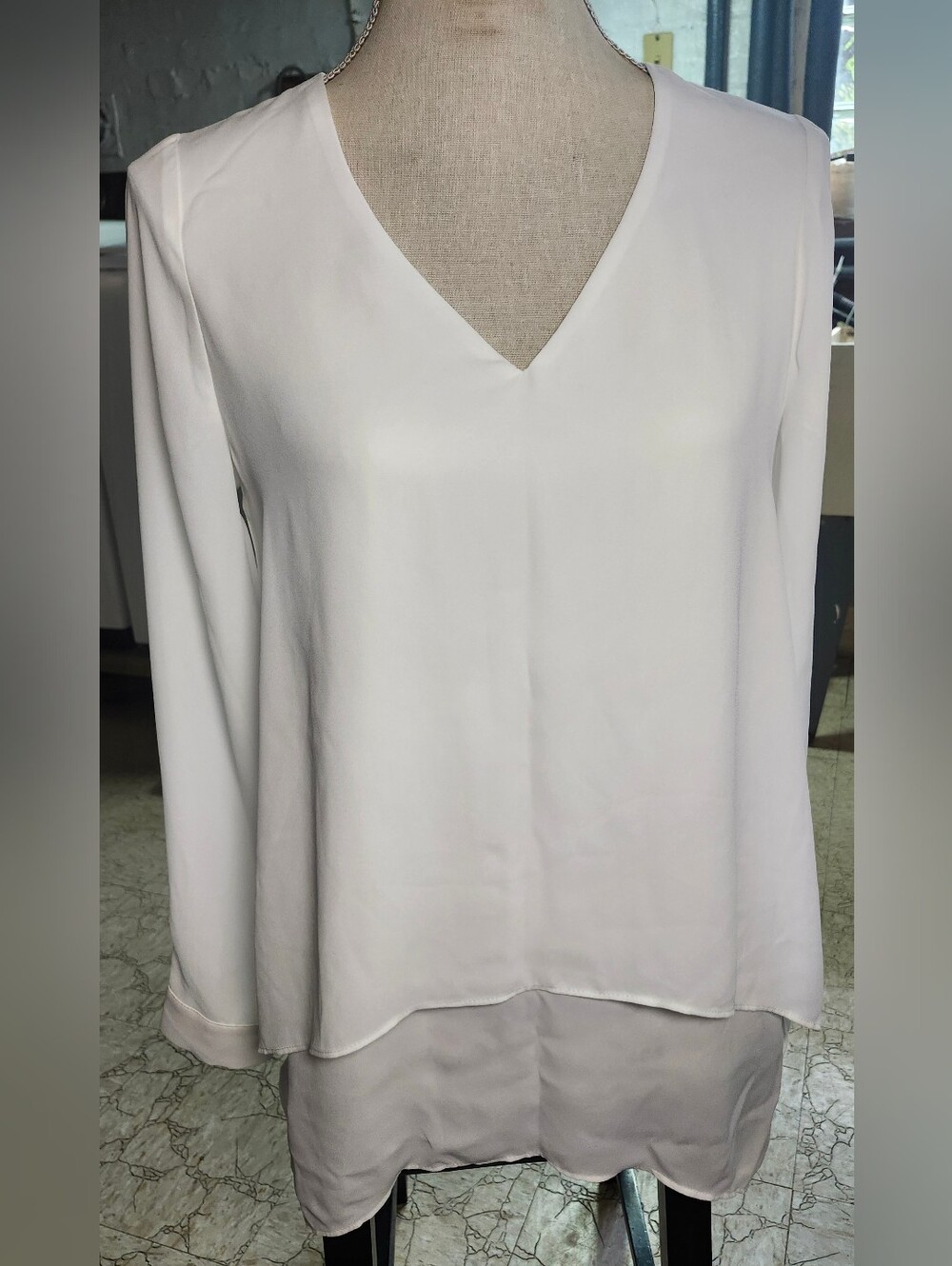 White House Black Market white V-neck long sleeve blouse XS minor Imperfections